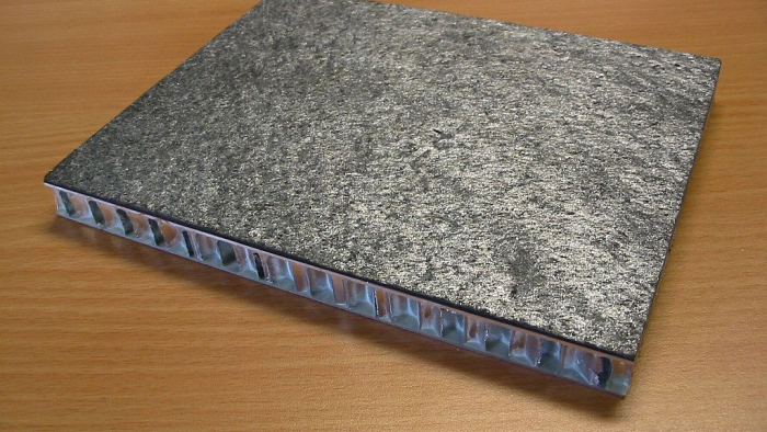  Vzorek fasádního kompozitního panelu : křemencová kam. folie na hliníkové voštinové desce
