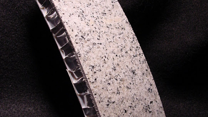 Ukázka ohybu kompozitního panelu s monolitickým ultratenkým kamenným povrchem