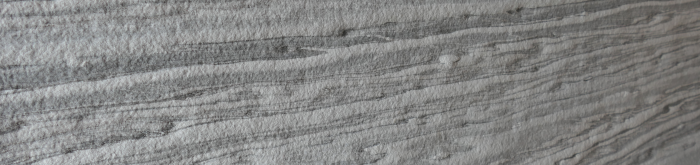 Výrazně plastický druh mramoru v šedých odstínech s jemnou lineární kontrastní kresbou