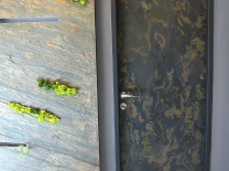 povrch dveří renovovaný břidličnou kamennou fólií